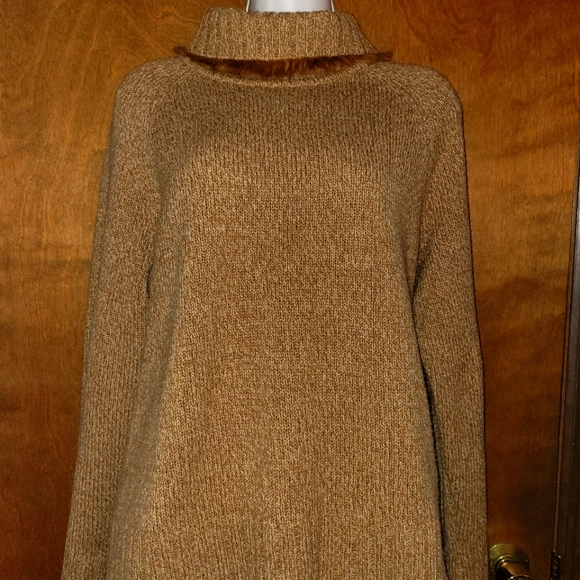Camel turtleneck fur sweater - Picture 1 of 3